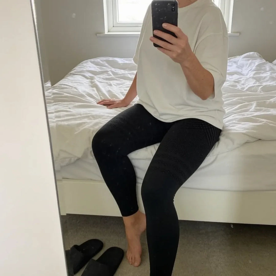 Karin, 58, i svarta Skulpt Leggings